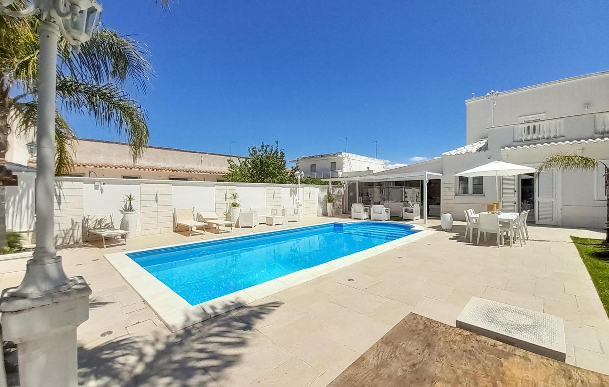 1 Bedroom Awesome In Holiday home *